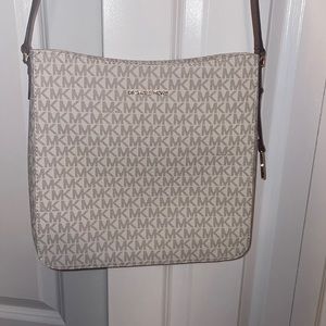 Michael Kors Jet set travel messenger crossbody purse